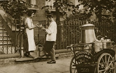 Un lattaio del Nord di Londra e il suo carrello a tre ruote da English Photographer